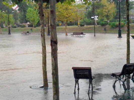 La fiecare ploaie, centrul oraşului Cernavodă e inundat. Autorităţile plănuiesc o deversare masivă pe sub stadion